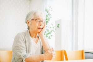 歯の痛みに悩む女性